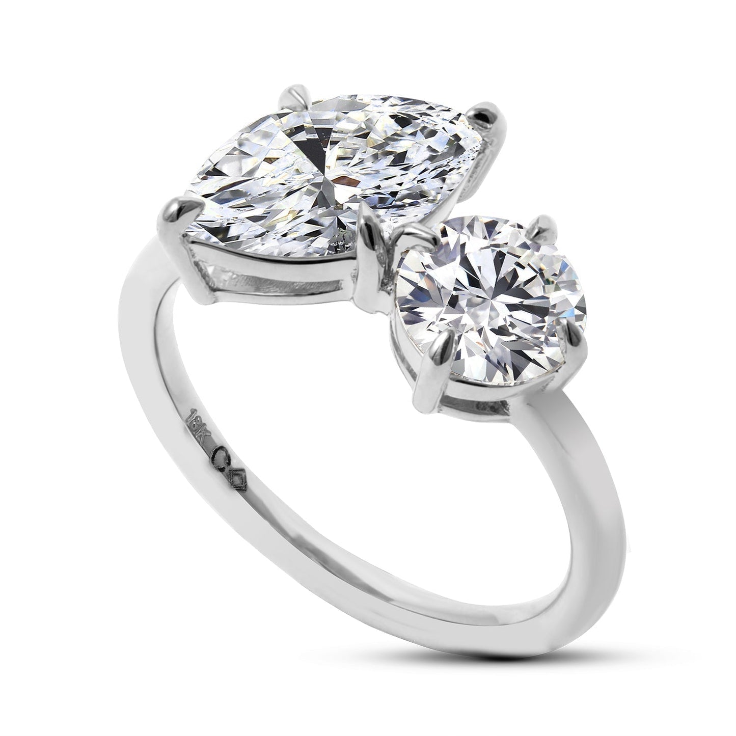 Clarity Diamond™ Angle Round and Emerald Toi et Moi Ring