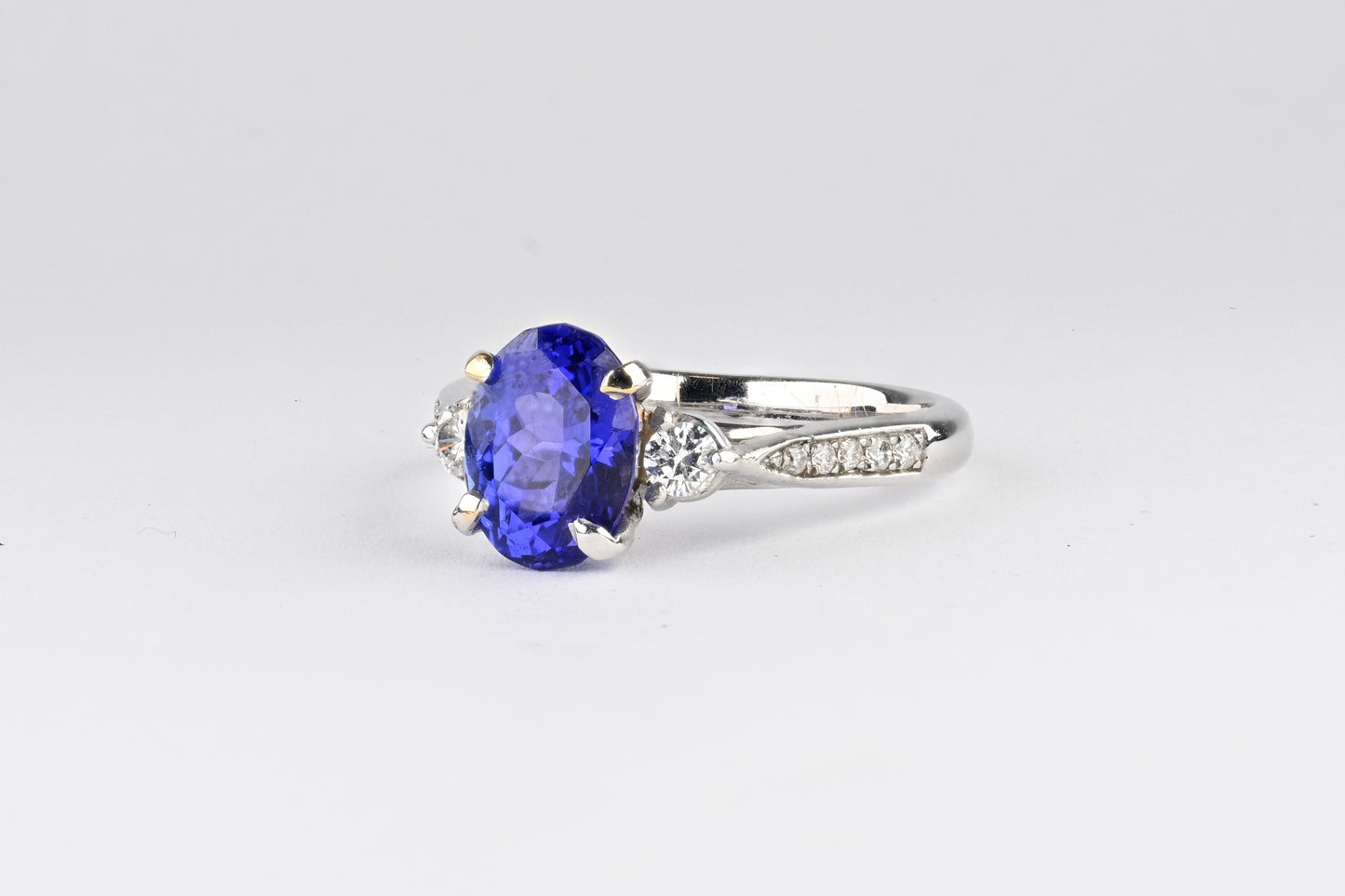 2 carat Tanzanite set on White gold