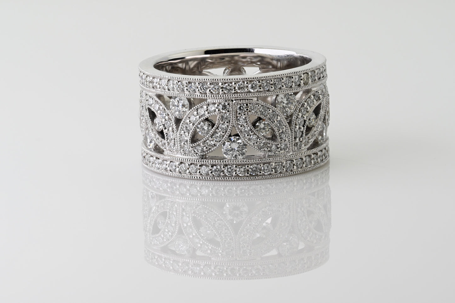 Diamond ''Eyelet'' Cigar Band