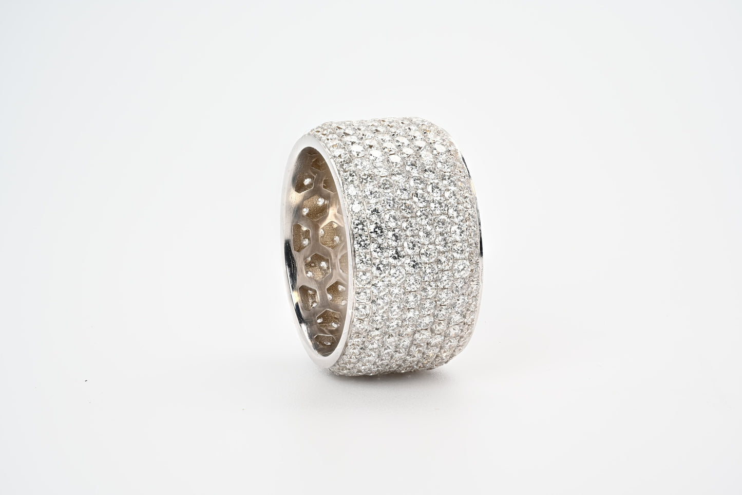 Eternity band diamonds pavé