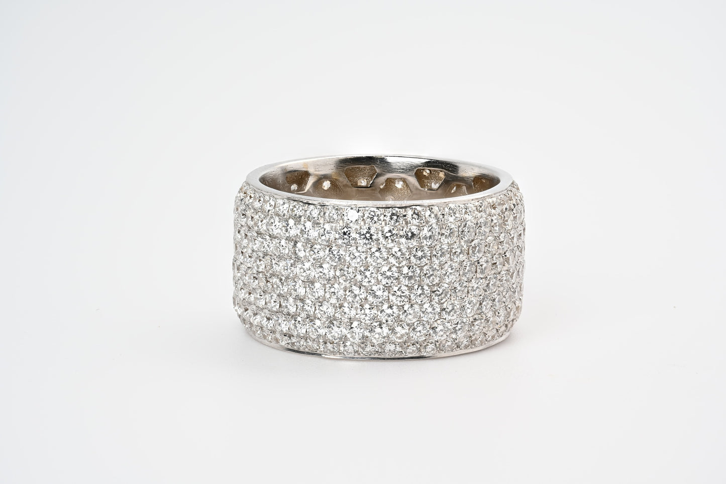 Eternity band diamonds pavé