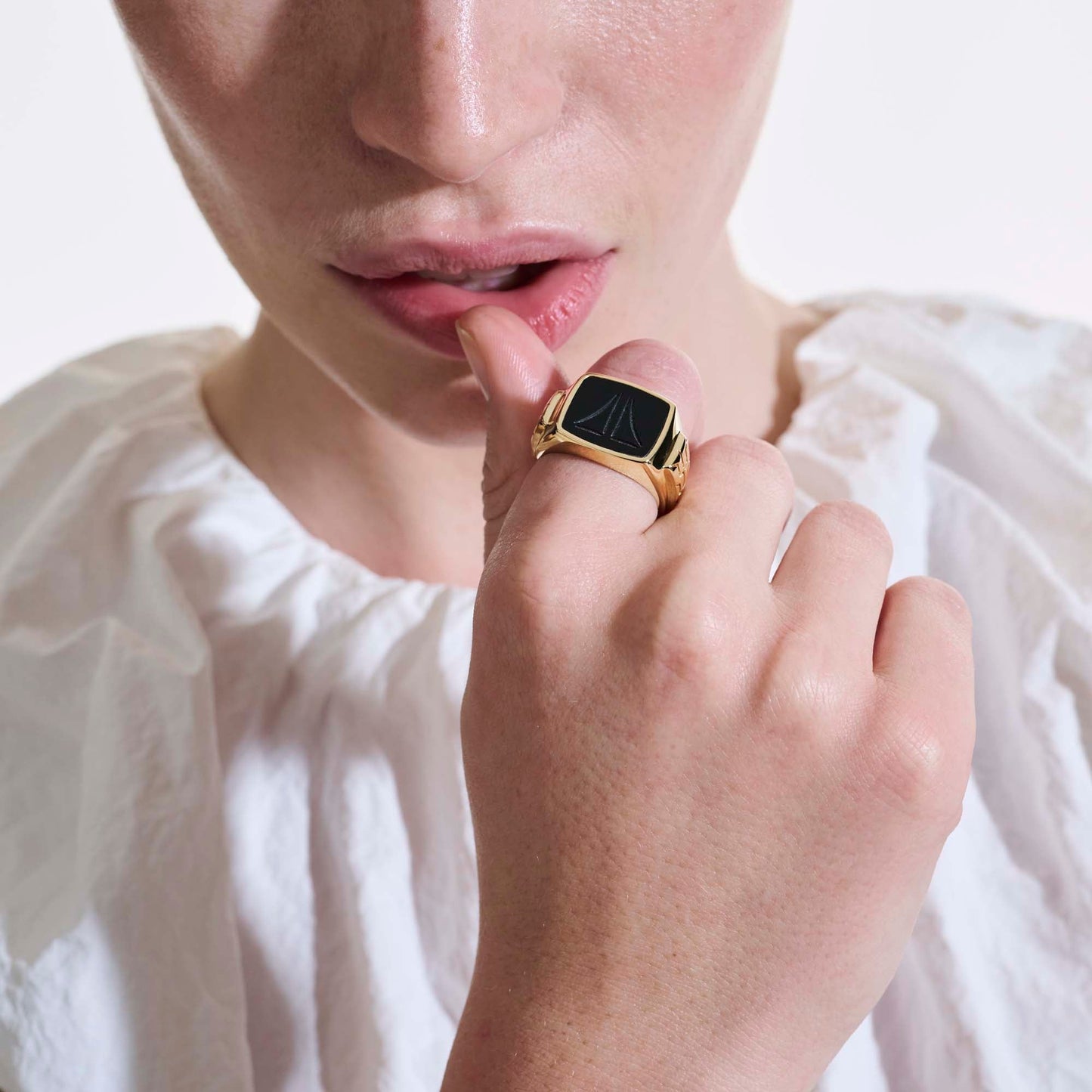 carved-signet-ring-gold-rmggs9010991bon