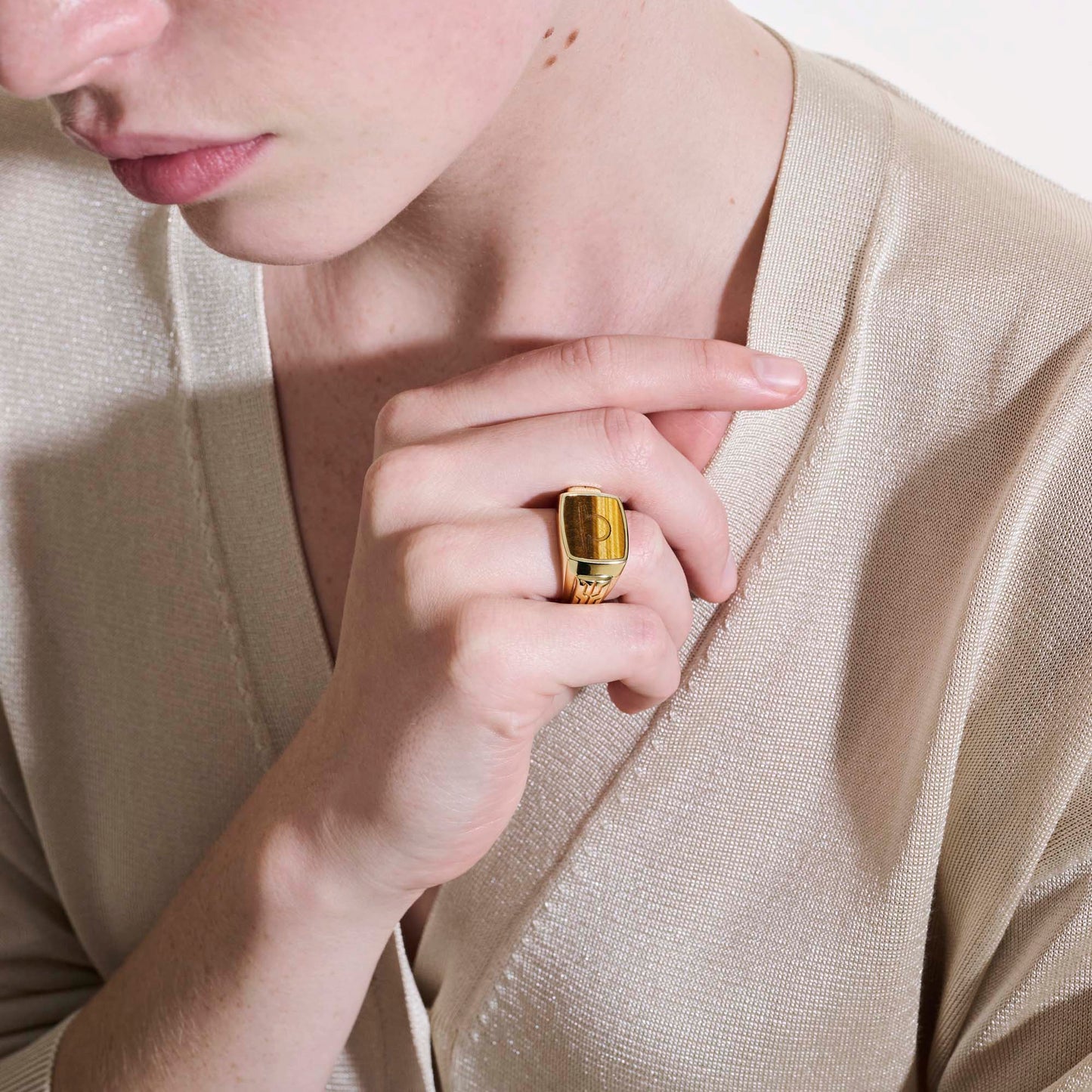 carved-signet-ring-gold-rmggs9011001te