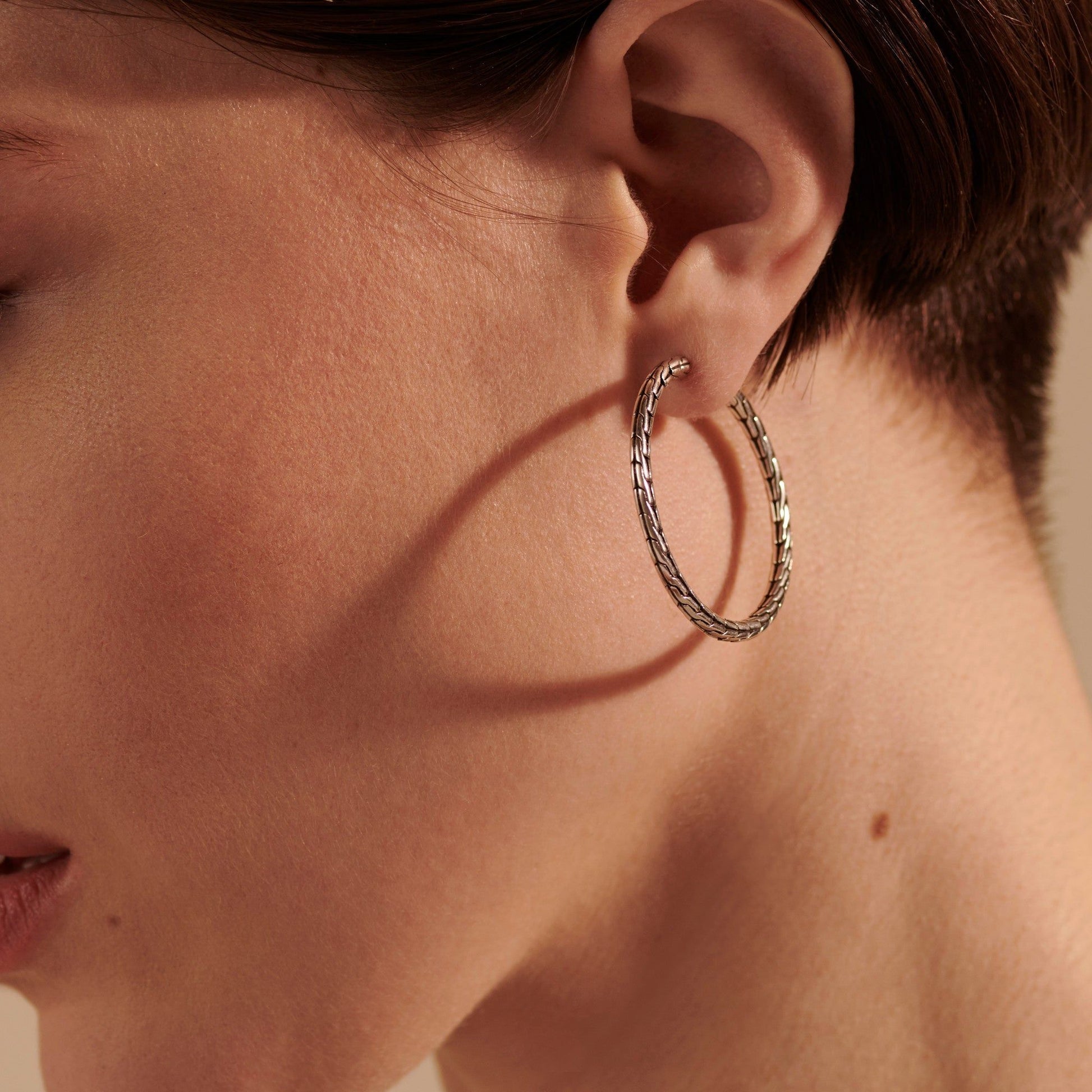 john-hardy-carved-chain-hoop-earring-sterling-silver-eb99254