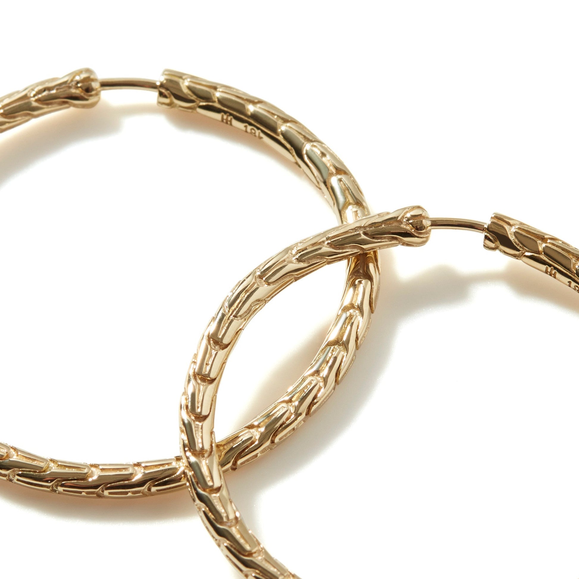 john-hardy-carved-chain-hoop-earring-gold-eg90475
