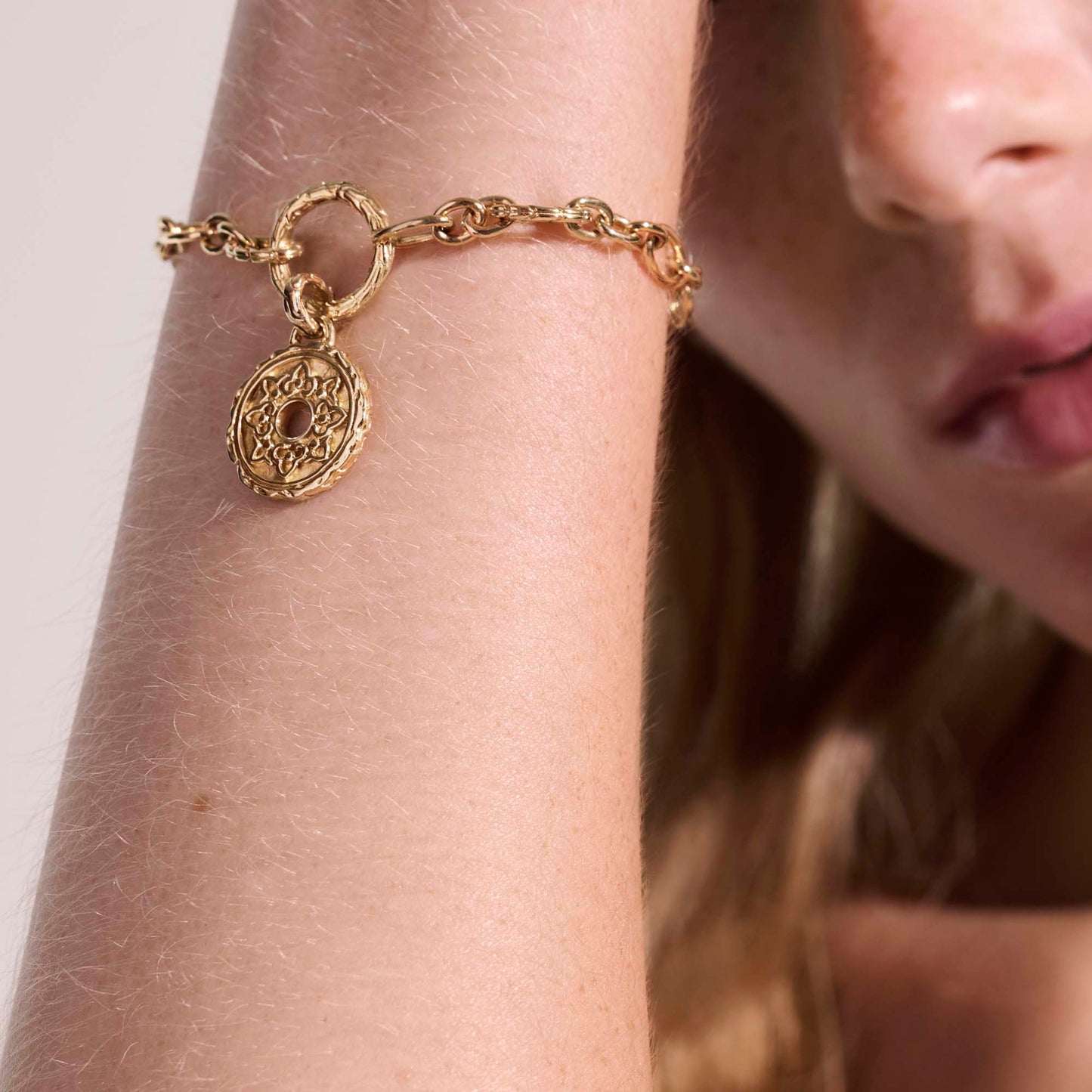 padma-pendant-gold-hgg900317