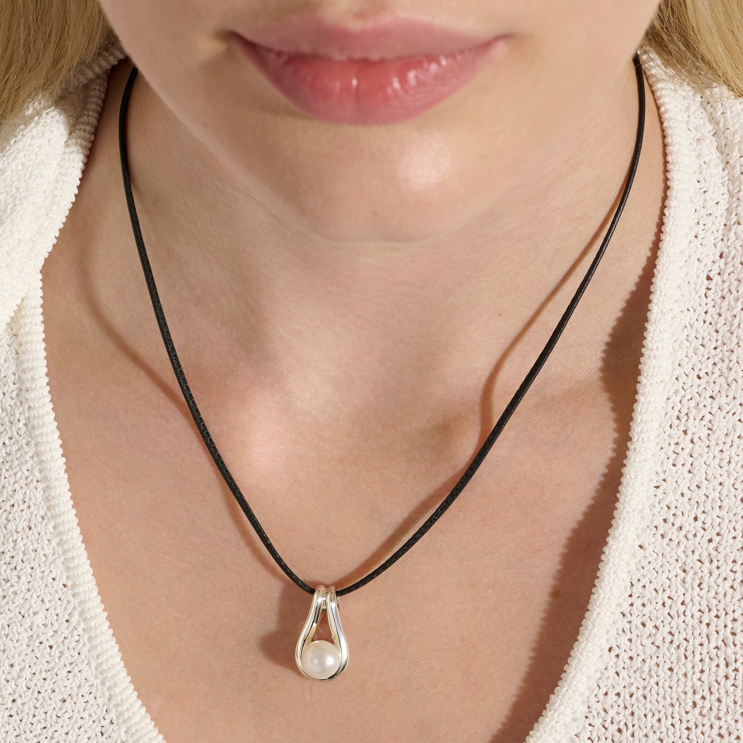 surf-pendant-necklace-sterling-silver-leather-pearl-nb8950111bl