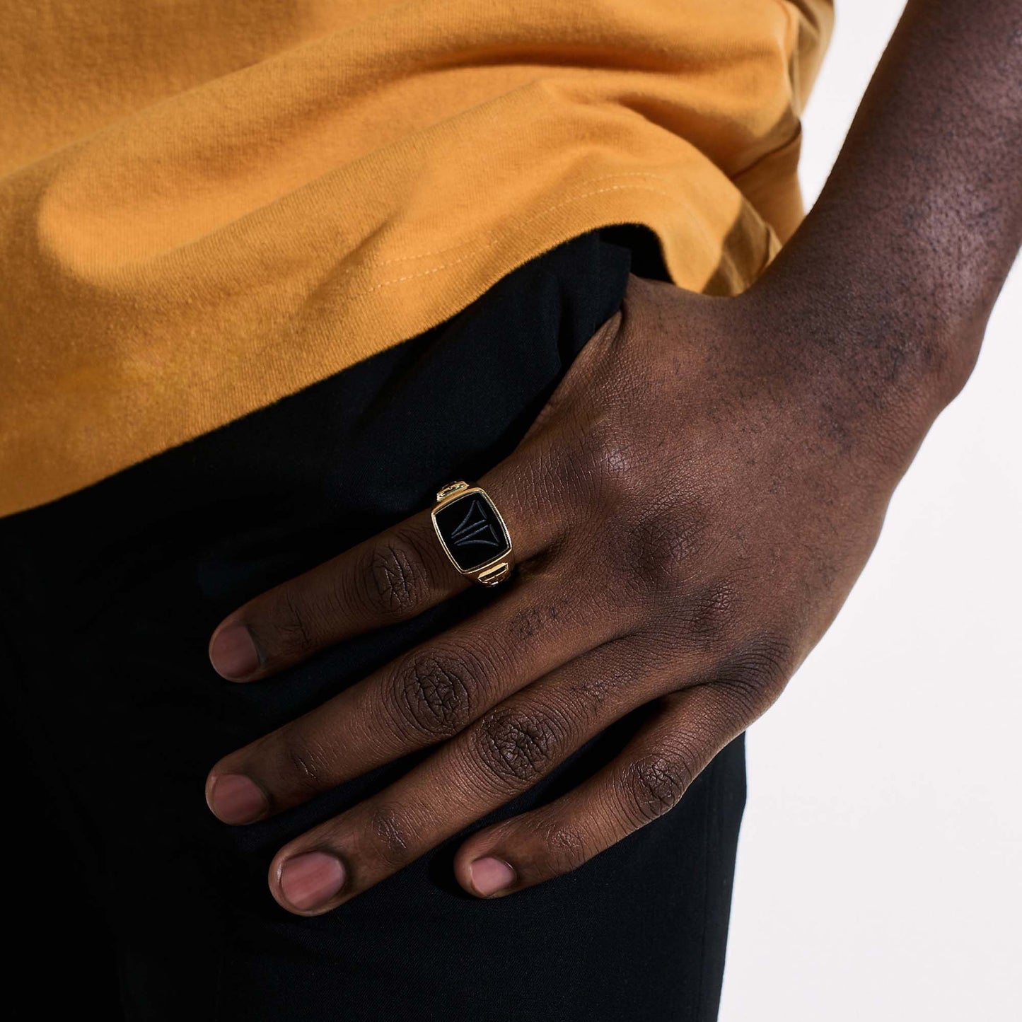 carved-signet-ring-gold-rmggs9010991bon